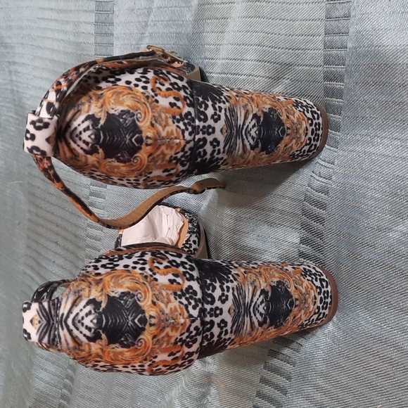 Heels with beautiful print - Picture 3 of 5